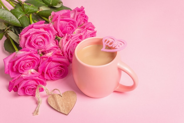 Caffè mattutino con un bel mazzo di rose