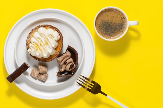 Caffè mattutino deliziosa torta e cioccolato sul piatto Pranzo al lavoro Copia spazio Vista dall'alto