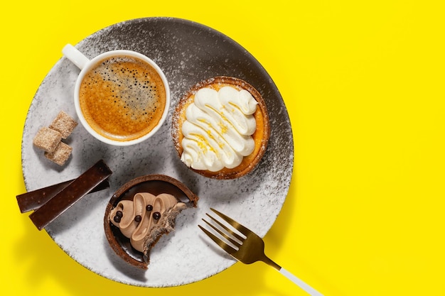 Caffè mattutino deliziosa torta e cioccolato sul piatto Pranzo al lavoro Copia spazio Vista dall'alto