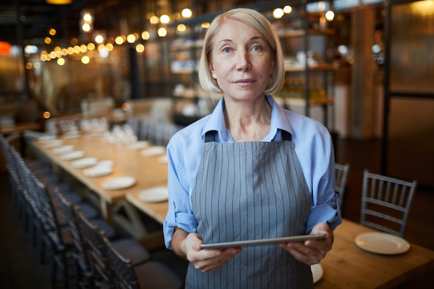 Caffè maturo della gestione della donna