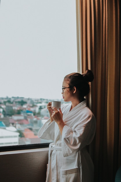 Caffè Morning Girl in Hotel