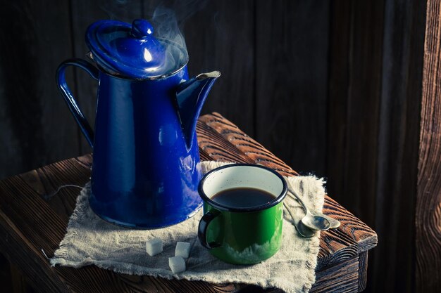 Caffè nero appena fatto nel freddo inverno