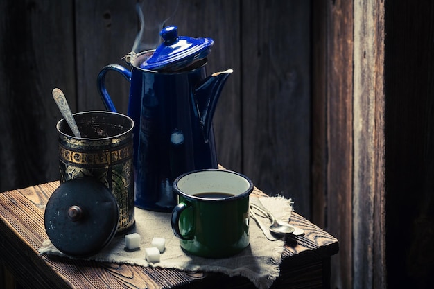 Caffè nero appena tostato su ceppo di legno