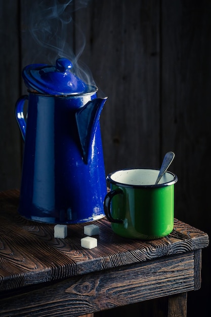 Caffè nero aromatico e caldo in cottage di legno