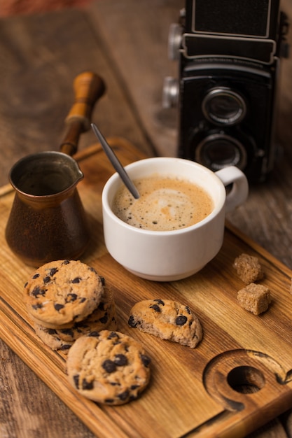 Caffè nero caldo con biscotti e fagioli nella caffetteria