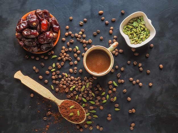 Caffè nero con datteri e cardamomo. Caffè arabo tradizionale.