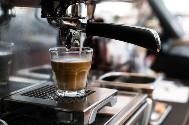 Caffè nero con latte sulla caffettiera