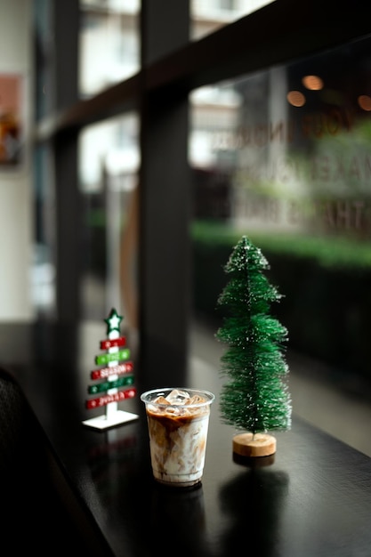 caffè nero con tema vacanze di Natale