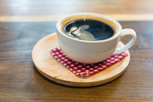 Caffè nero con tovagliolo