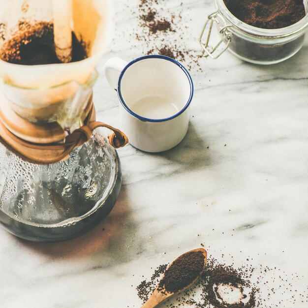 Caffè nero filtrato in fiaschetta e raccolto quadrato in tazza bianca