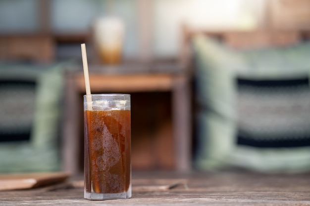 Caffè nero ghiacciato sul tavolo di legno