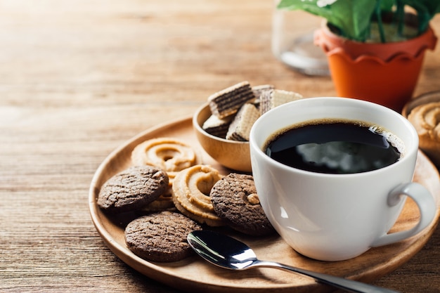 caffè nero in tazza bianca con biscotti