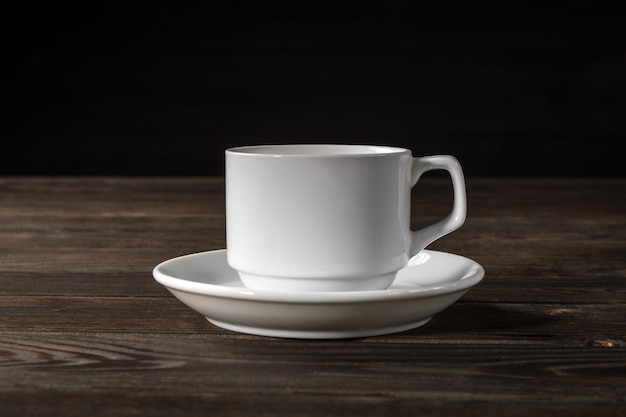 Caffè nero in tazza bianca