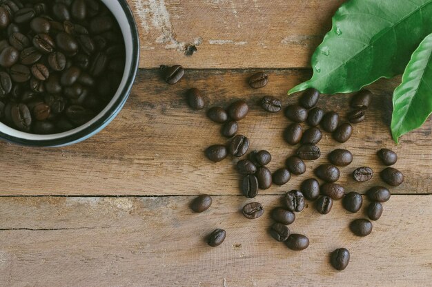 Caffè nero in tazza blu su sfondo di chicchi di caffè appena tostati Vista dall'alto