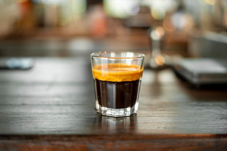 Foto caffè nero in una foto piccola.