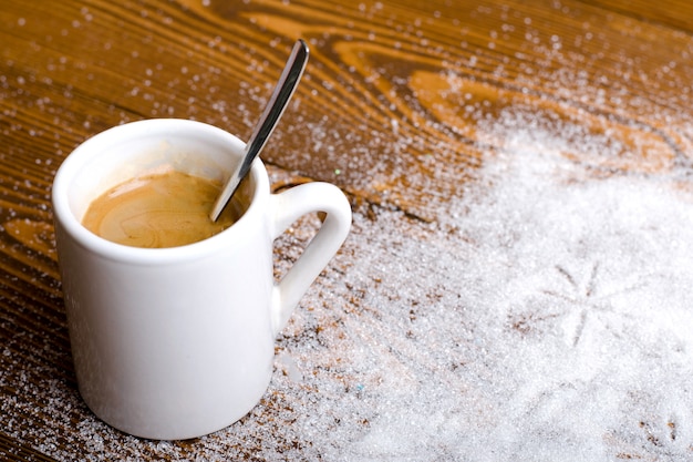 Caffè nero in una tazza bianca.