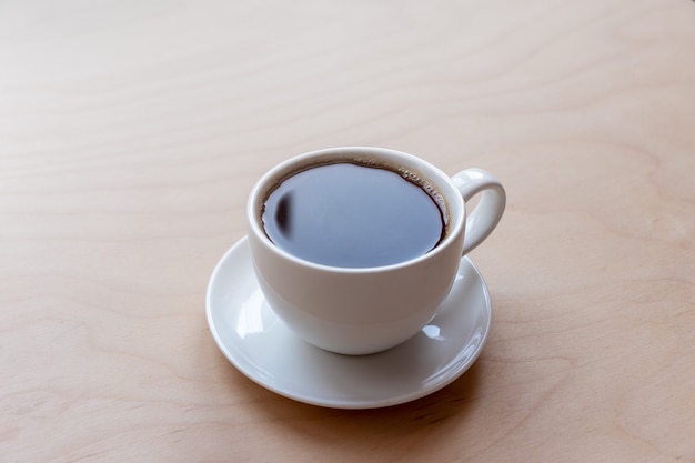 Caffè nero in una vista dall'alto di una tazza di caffè isolata su sfondo bianco. con tracciato di ritaglio.