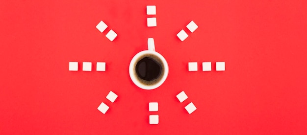 Caffè nero nella tazza bianca e zucchero sullo sfondo rosso Vista dall'alto Copia spazio
