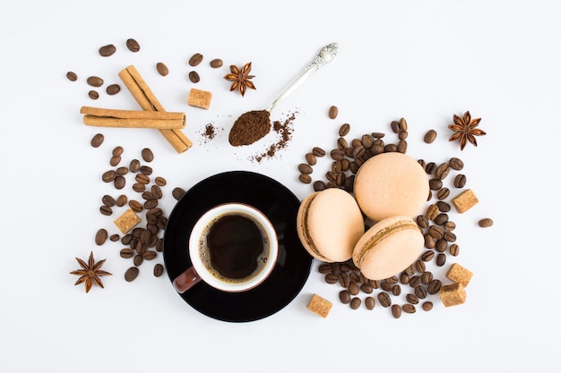 Caffè nero nella tazza marrone macaron e chicchi di caffè sullo sfondo bianco Top view Closeup