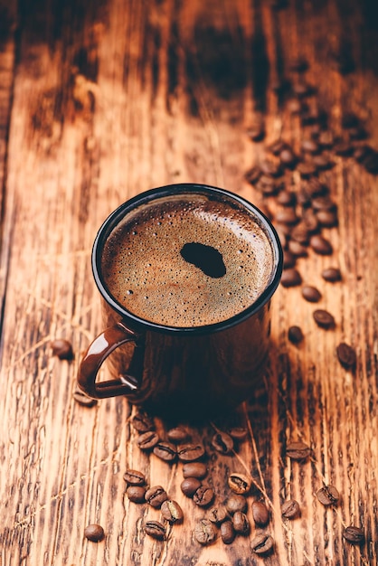 Caffè nero preparato in tazza di metallo