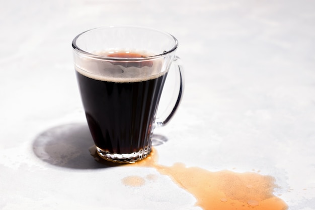 Caffè nero su sfondo grigio chiaro. Copia spazio.