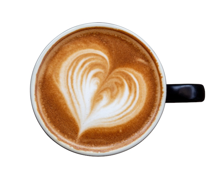 Foto caffè nero tazza di latte d'arte con schiuma a forma di cuore isolato su sfondo bianco. vista dall'alto.