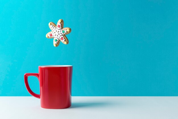 Caffè o bevanda calda con biscotto di fiocco di neve