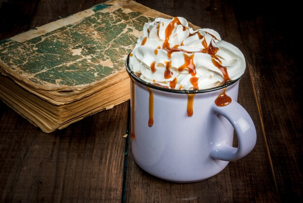 Caffè o cioccolata calda e libro antico