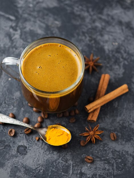 Caffè orientale con curcuma, miele e cannella.