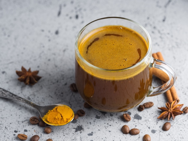 Caffè orientale con curcuma, miele e cannella.