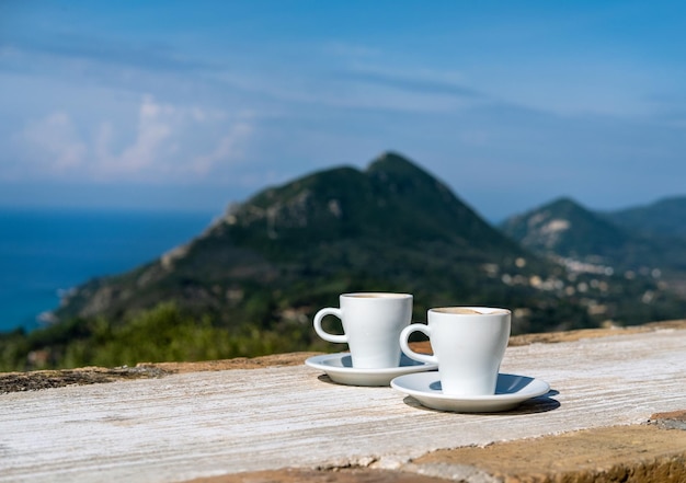 Caffè orientale tradizionale su un tavolo di legno