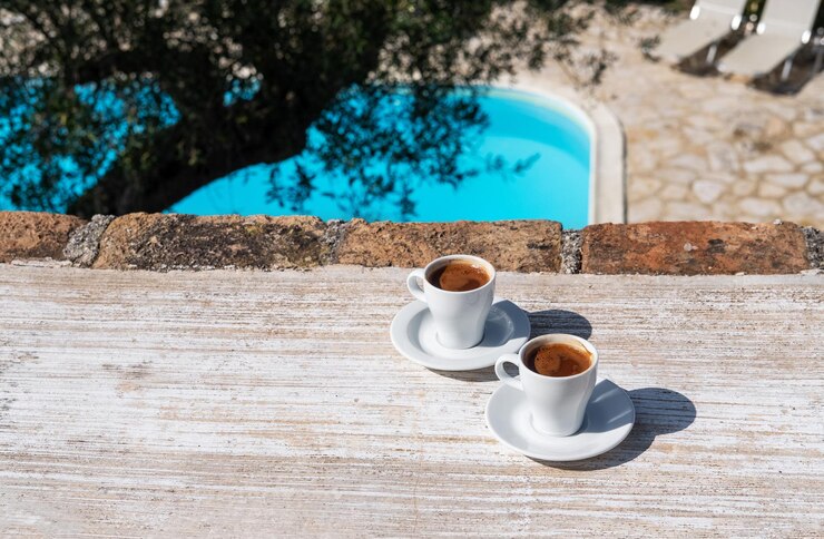 Caffè orientale tradizionale sullo sfondo di pietra