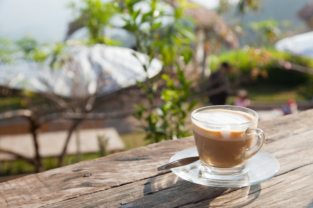 Caffè posato sulla terrazza in legno