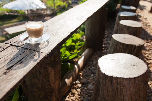 Caffè posato sulla terrazza in legno