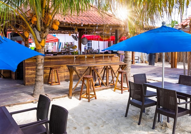 Caffè, pub e ristoranti sulla spiaggia dell'isola tropicale Isla Mujeres in Messico