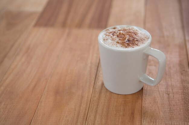 Caffè servito in tazza bianca