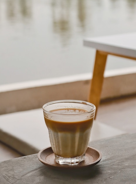 Caffè sporco ghiacciato sul tavolo di legno, tono vintage