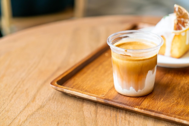 Caffè sporco Un bicchiere di caffè espresso mescolato con latte fresco freddo