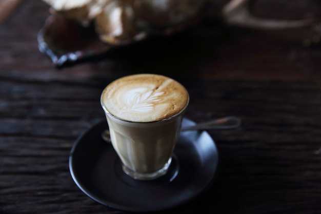 Caffè su fondo di legno