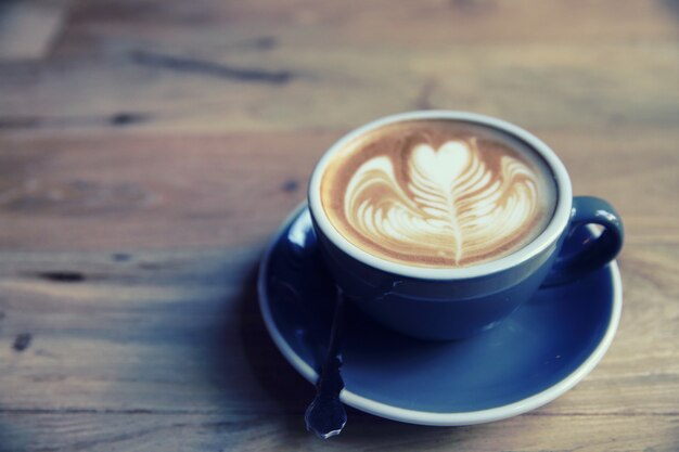 Caffè su fondo in legno in stile vintage