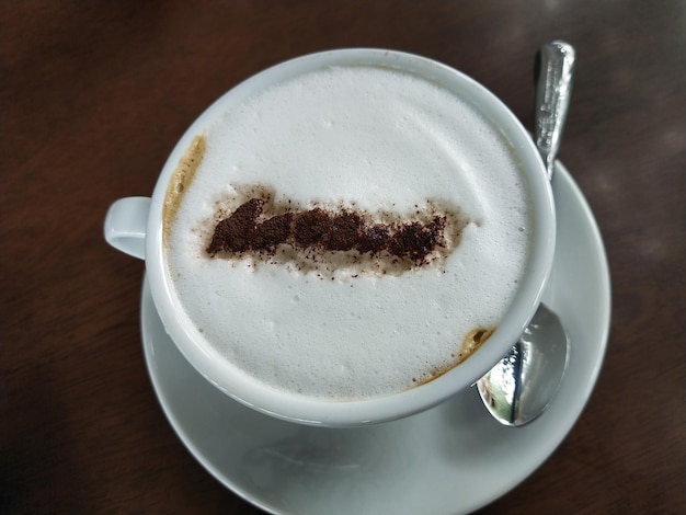 Caffè su un tavolo marrone