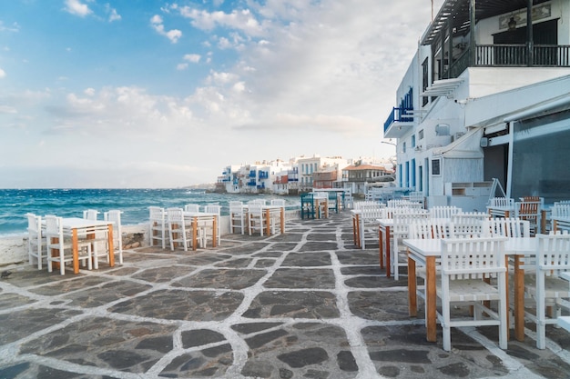 Caffè sul mare a Little Venice distretto dell'isola di Mykonos in Grecia