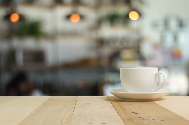 caffè sul tavolo di legno