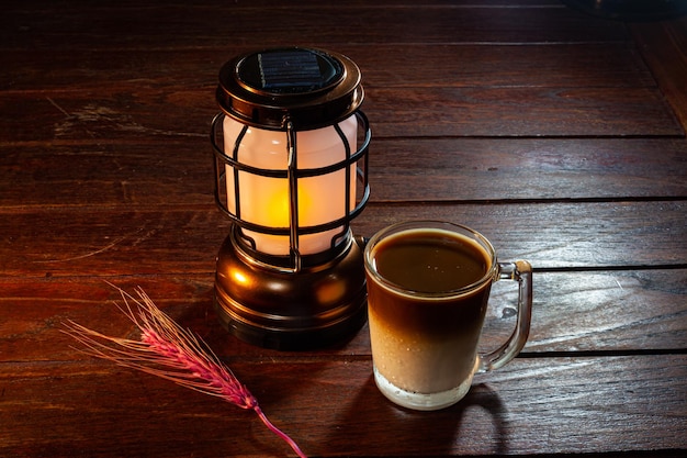 Caffè sulla tavola di legno dell'annata