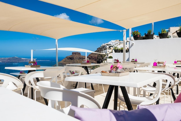 Caffè sulla terrazza con una bellissima vista sul mare. Santorini, Grecia