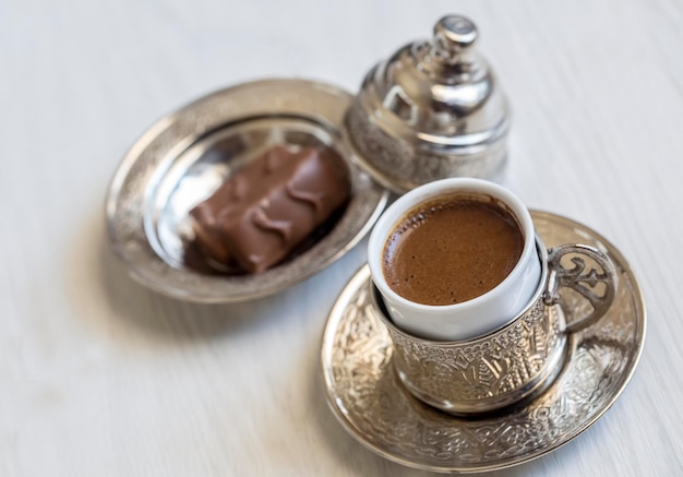Caffè turco con delizia e tradizionale servizio da portata in rame