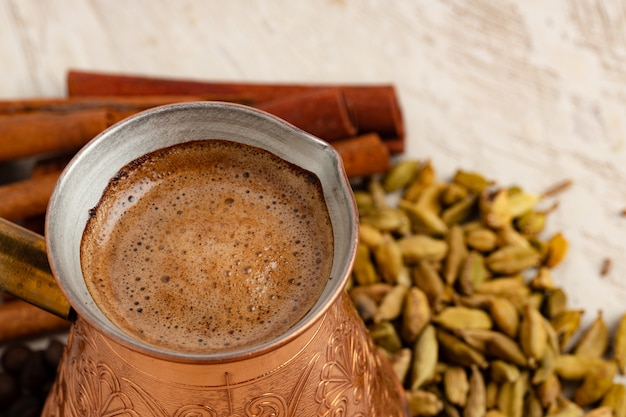 Caffè turco con schiuma in rame turco