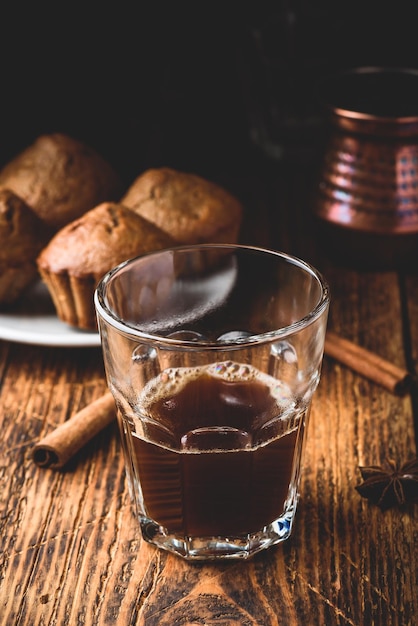 Caffè turco con spezie e muffin