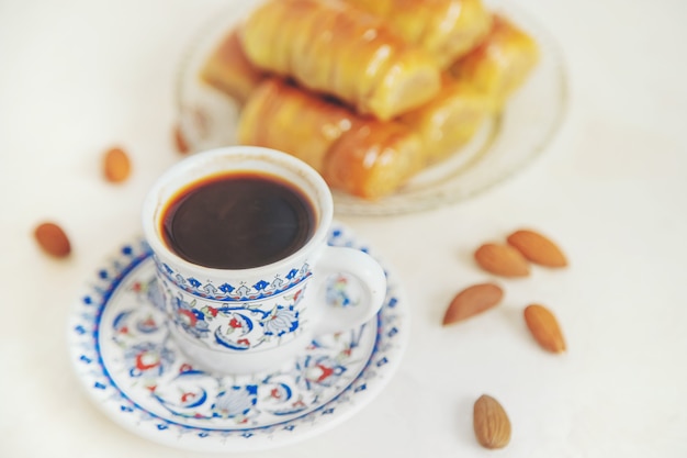 Caffè turco e baklava su uno sfondo chiaro. Messa a fuoco selettiva. natura.