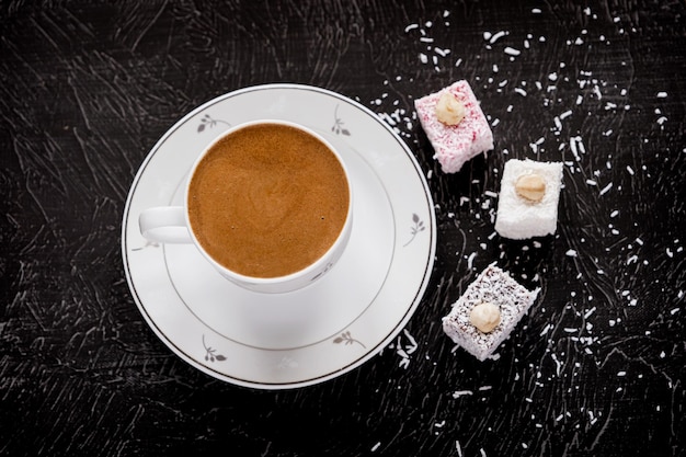 Caffè turco e delizie turche su sfondo nero